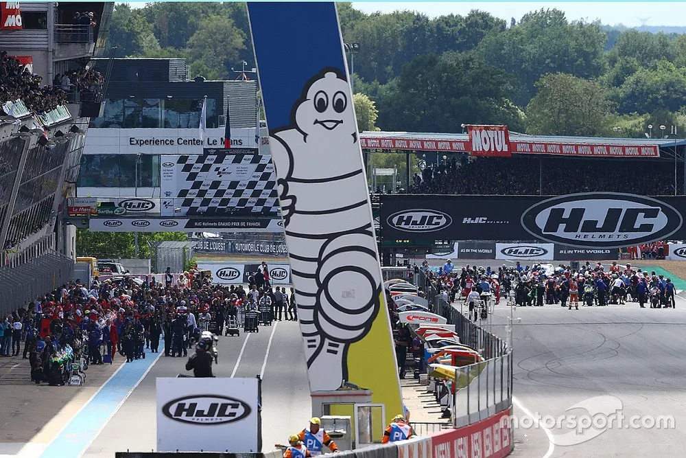 La grille de d&eacute;part et la pitlane peu avant le d&eacute;part