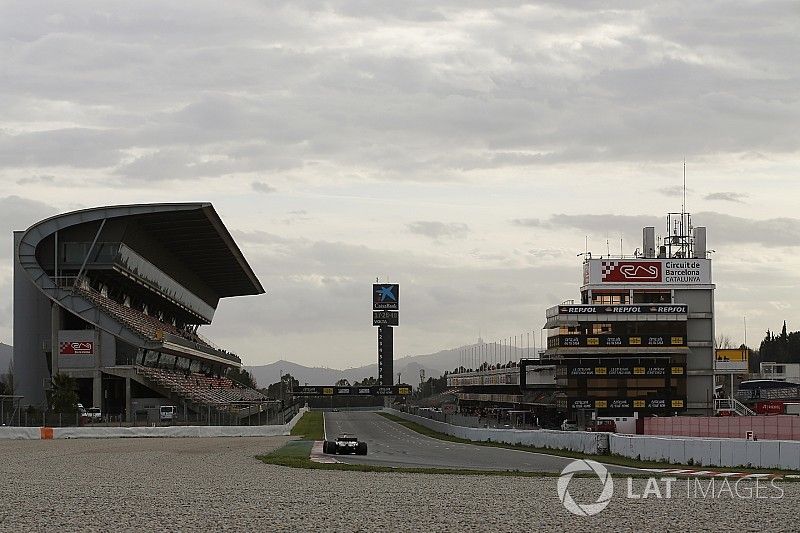Vista panorámica de la tribuna recta de Barcelona última curva y boxes