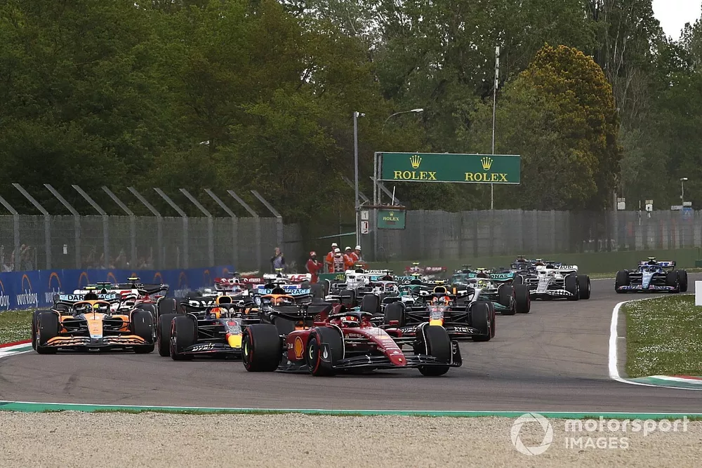 Charles Leclerc, Ferrari F1-75, Max Verstappen, Red Bull Racing RB18, Lando Norris, McLaren MCL36, Sergio P&eacute;rez, Red Bull Racing RB18, en la salida