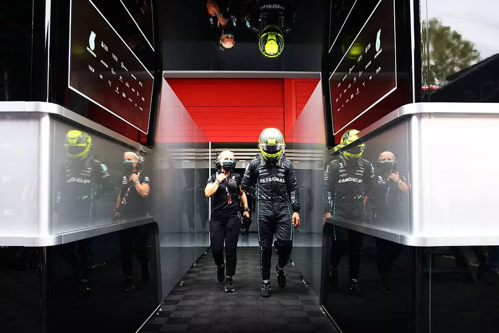 Lewis Hamilton, Mercedes-AMG, con Angela Cullen, fisioterapeuta de Mercedes AMG