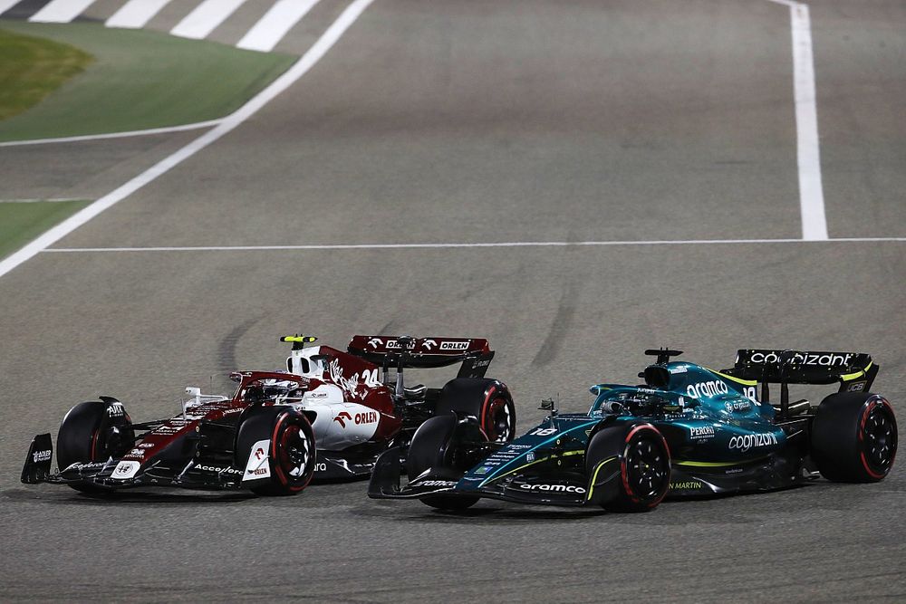 Guanyu Zhou, Alfa Romeo C42, lucha con Lance Stroll, Aston Martin AMR22