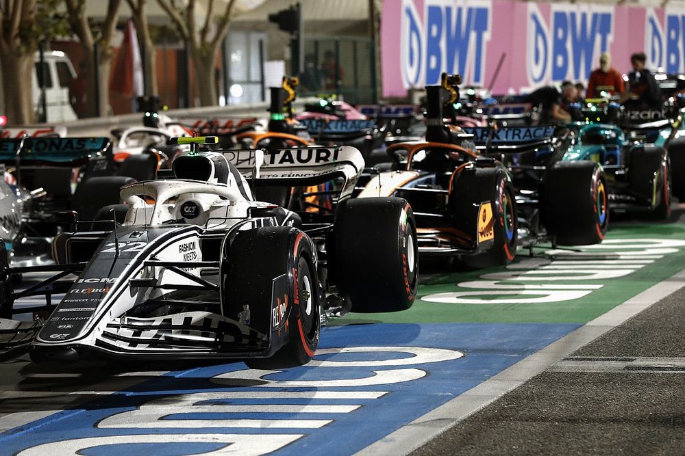 Les monoplaces dans le parc fermé