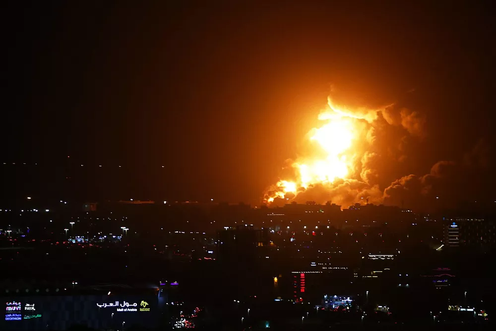 Las llamas del incendio en la refiner&iacute;a en Yeda iluminan el cielo cerca del circuito