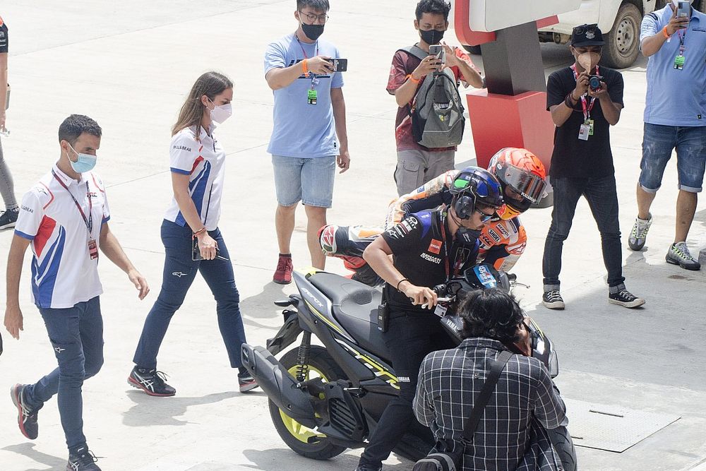 Marc Márquez, Repsol Honda, después de caer durante el Warm Up