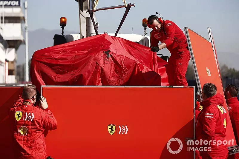 La Ferrari de Sebastian Vettel ramen&eacute;e &agrave; son stand apr&egrave;s son accident