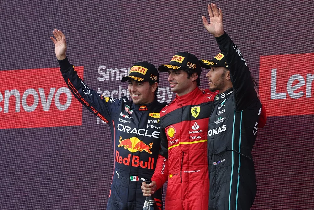Podio: segundo lugar Sergio P&eacute;rez, Red Bull Racing, ganador Carlos Sainz, Ferrari, tercer lugar Lewis Hamilton, Mercedes-AMG 
