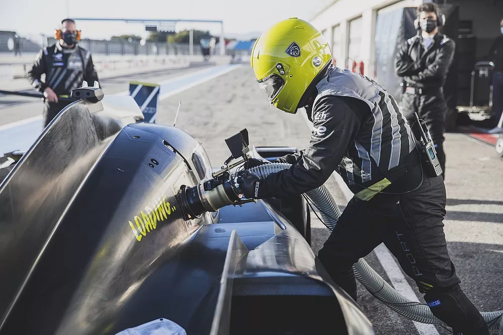 Peugeot 9X8 refueling