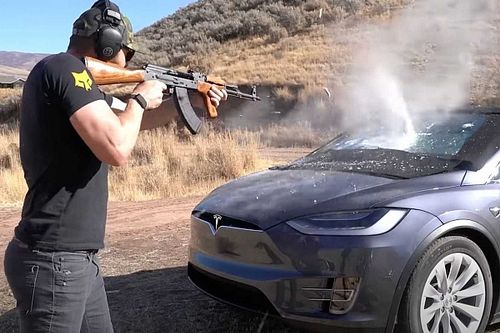 Un Tesla Model X a prueba de balas frente a un AK-47: &iquest;aguantar&aacute;?