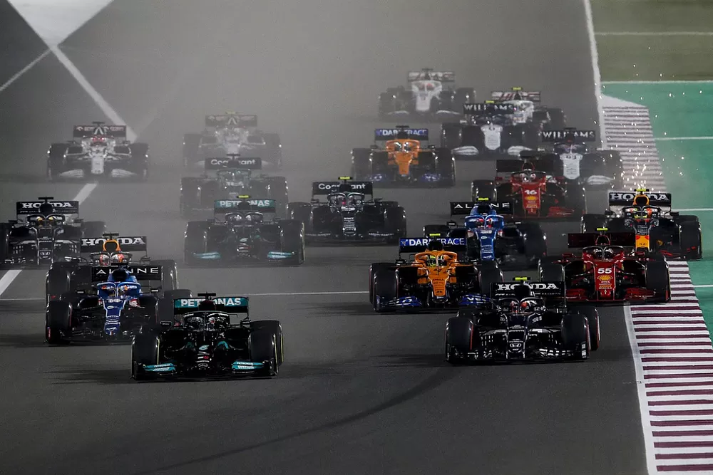 Lewis Hamilton, Mercedes W12, Pierre Gasly, AlphaTauri AT02, Fernando Alonso, Alpine A521, Lando Norris, McLaren MCL35M, Carlos Sainz Jr., Ferrari SF21, and the rest of the field at the start