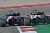 Vídeos: los comisarios encienden a Alonso, que se la devuelve