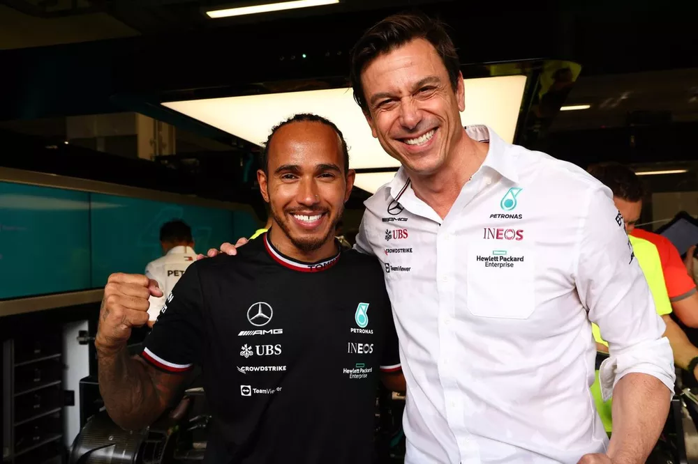 Le vainqueur Lewis Hamilton, Mercedes, et Toto Wolff, team principal et PDG, Mercedes AMG, fêtent après la course