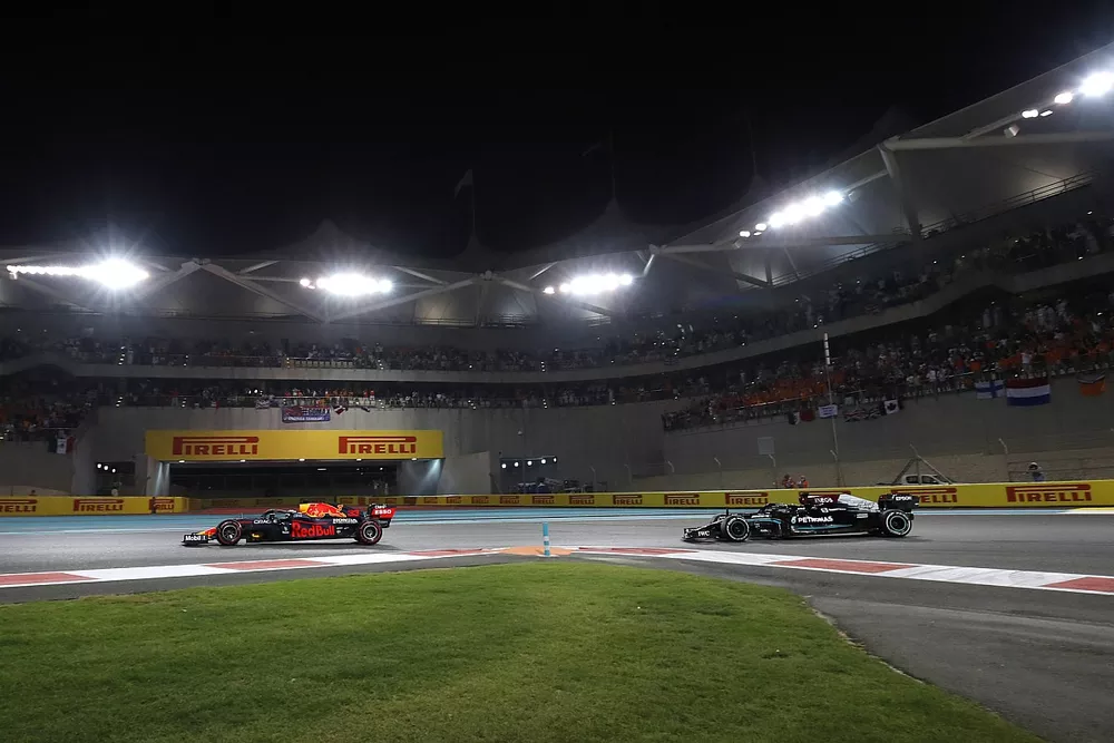 Max Verstappen, Red Bull Racing RB16B, Lewis Hamilton, Mercedes W12