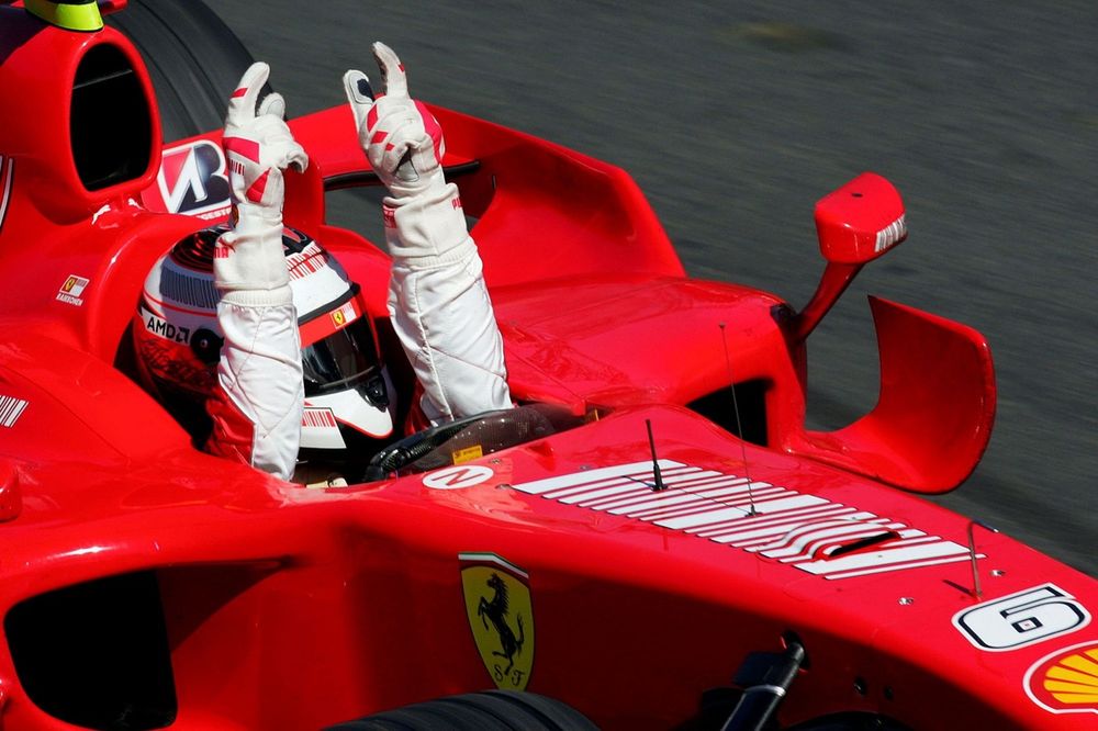 Ganador de la carrera Kimi Raikkonen, Ferrari F2007 se lleva la bandera a cuadros