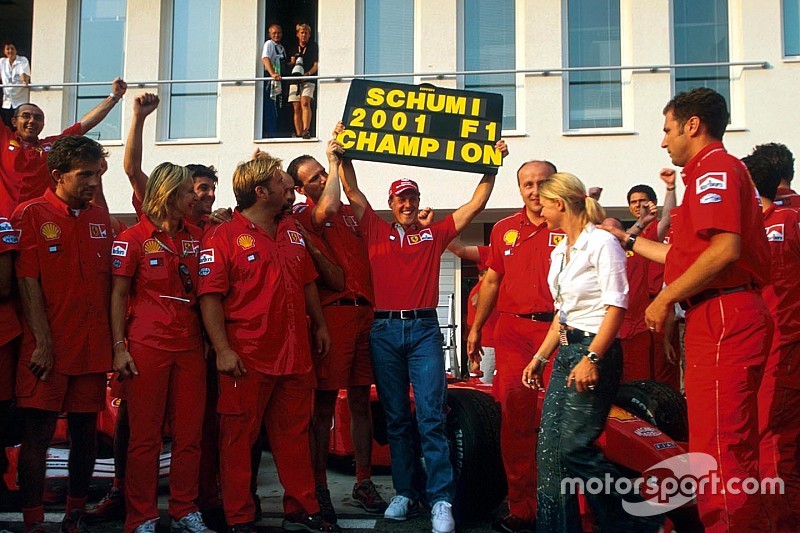GALERÍA: Schumacher suma su cuarta corona en 2001 y es el piloto con más triunfos en la F1
