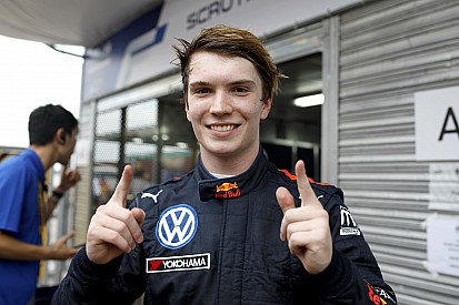 Ticktum gana la carrera de calificación interrumpida por un perro