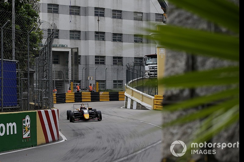 Ticktum esquive un chien errant et remporte la course qualificative
