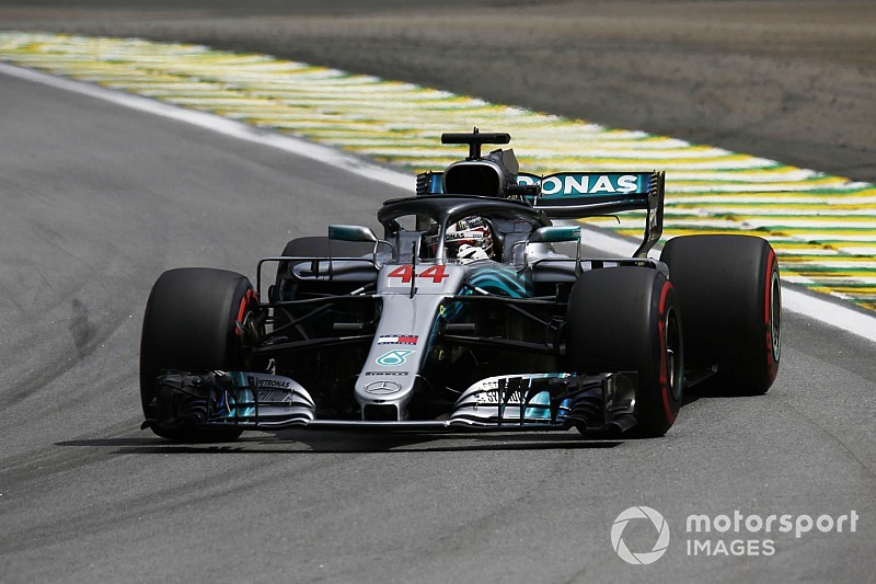 Hamilton pakt pole in regenachtige kwalificatie, vijfde startplek Verstappen