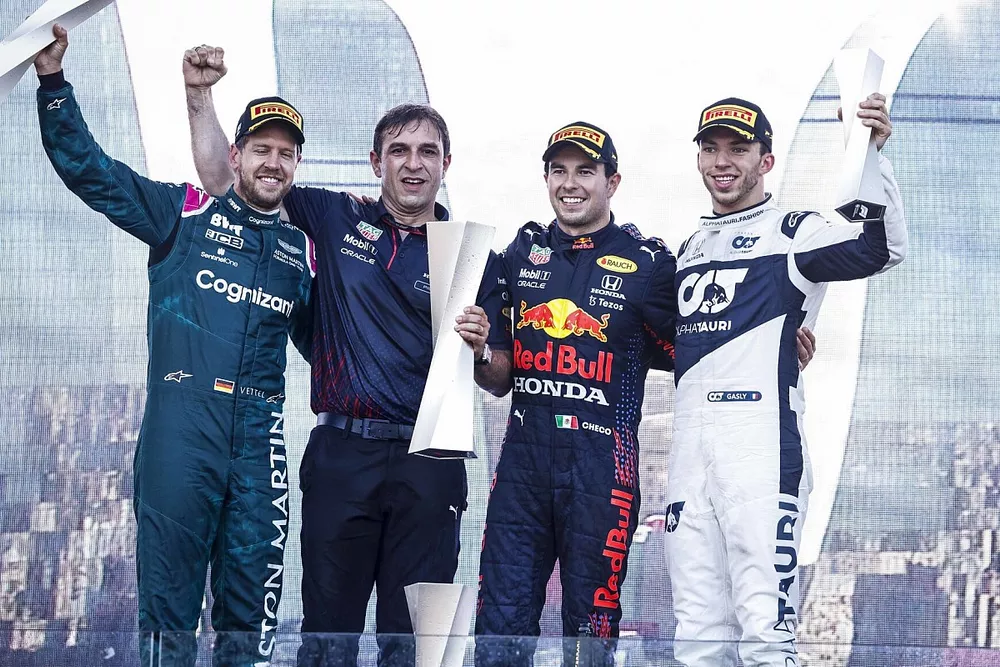 Sebastian Vettel, Aston Martin, deuxi&egrave;me, le repr&eacute;sentant de Red Bull, Sergio Perez, Red Bull Racing, vainqueur, et Pierre Gasly, AlphaTauri, troisi&egrave;me, sur le podium