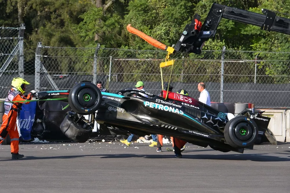 Marshall portano via la monoposto di George Russell, Mercedes F1 W15