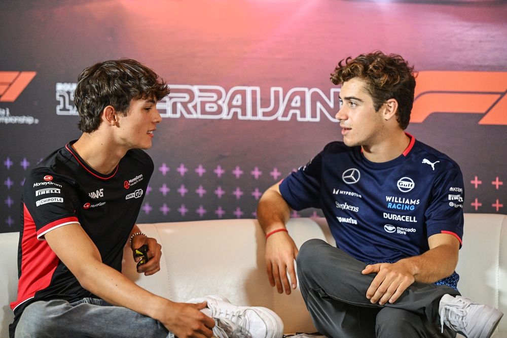 Oliver Bearman, Haas F1 Team, y Franco Colapinto, Williams Racing