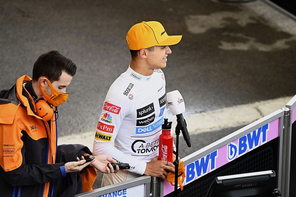 Lando Norris, McLaren, es entrevistado