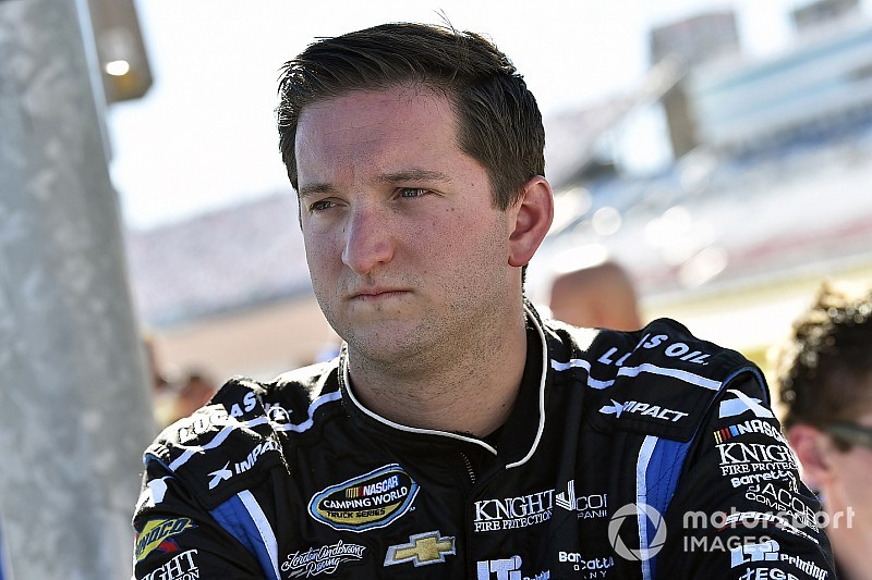 Piloto da NASCAR tem mandado de prisão por picape roubada