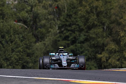 Vijf seconden straf voor Bottas om touché met Sirotkin