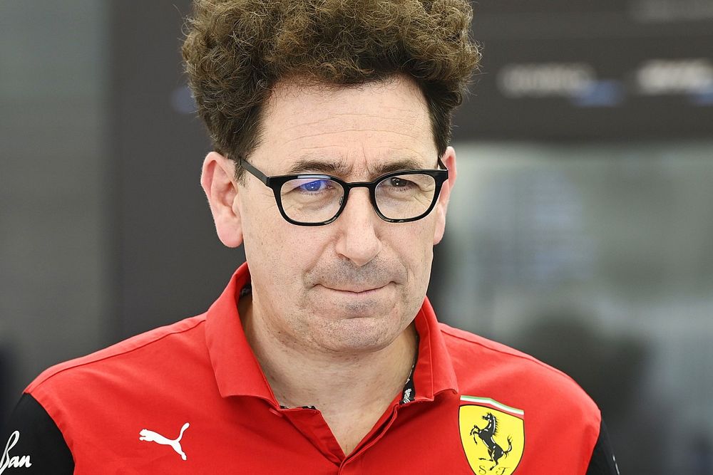 Mattia Binotto, director del equipo Ferrari, habla con los medios de comunicaci&oacute;n