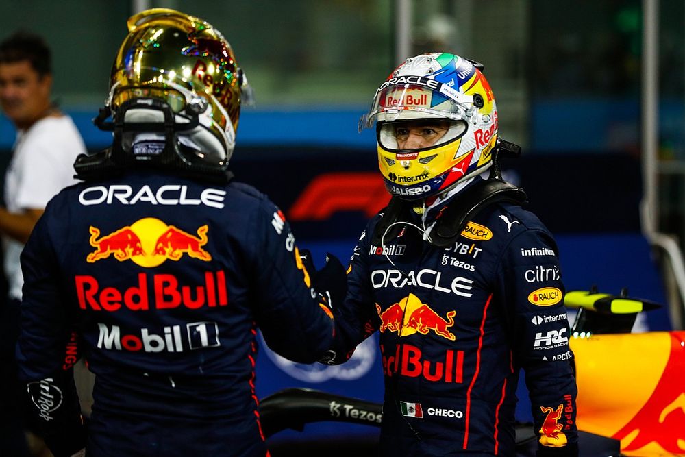 Le poleman Max Verstappen, Red Bull Racing, et Sergio Perez, Red Bull Racing, dans le parc fermé