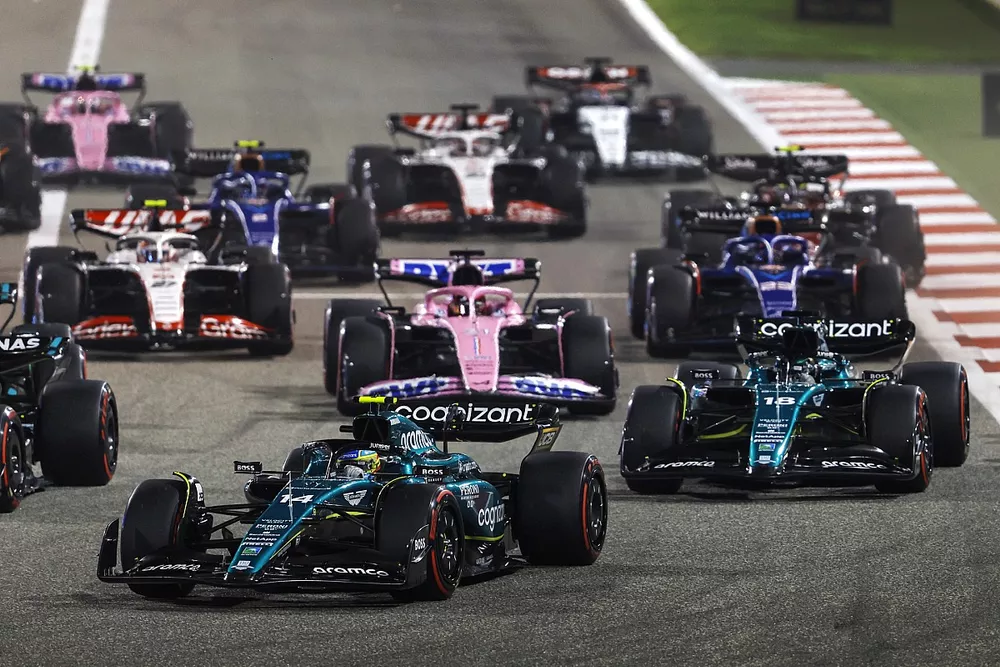 Fernando Alonso, Aston Martin AMR23, Lance Stroll, Aston Martin AMR23, Lando Norris, McLaren MCL60, Esteban Ocon, Alpine A523, el resto de la parrilla en la salida.