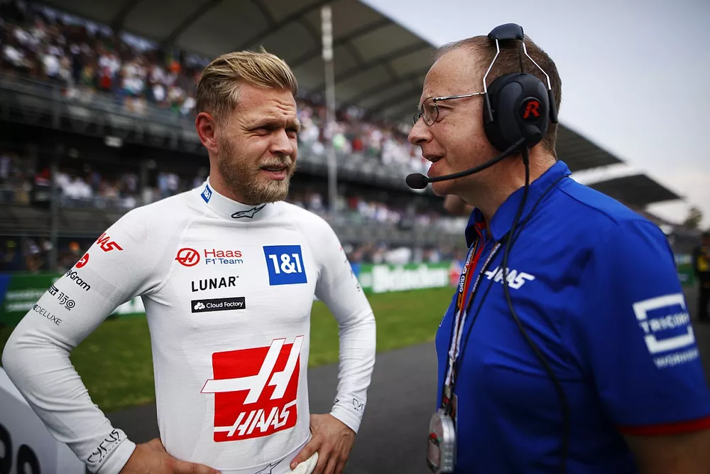 Kevin Magnussen, Haas F1 Team, on the grid with an engineer