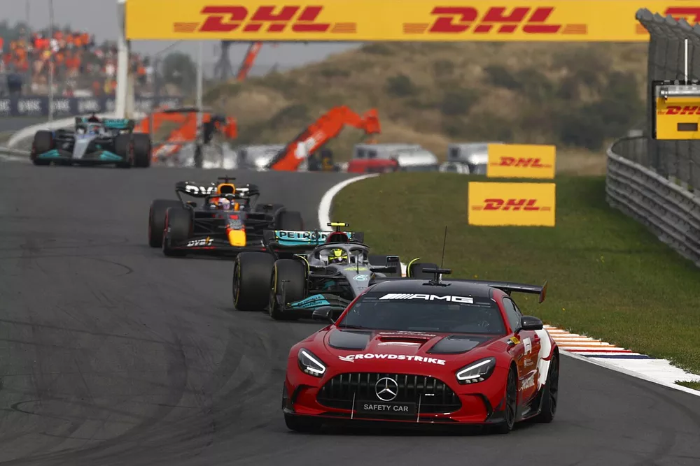 El Safety Car Lewis Hamilton, Mercedes W13, Max Verstappen, Red Bull Racing RB18, George Russell, Mercedes W13