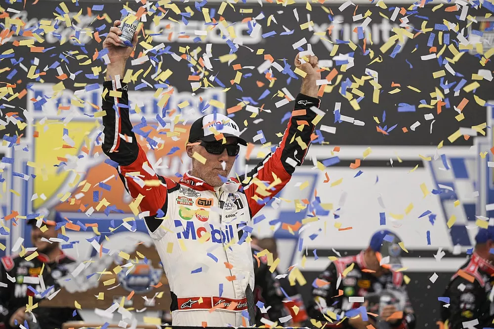 Race winner Kevin Harvick, Stewart Haas Racing, Ford Mustang