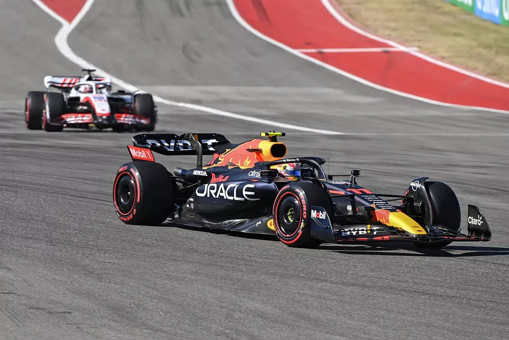 Sergio Perez, Red Bull Racing RB18, Kevin Magnussen, Haas VF-22