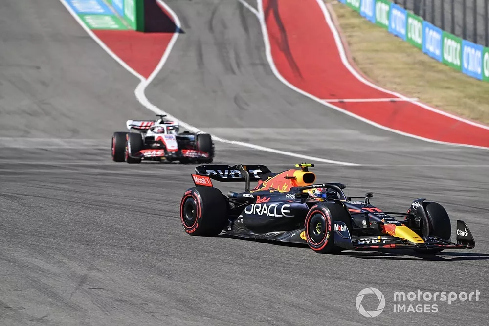 Sergio P&eacute;rez, Red Bull Racing RB18, Kevin Magnussen, Haas VF-22