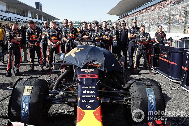 Los mecánicos de Max Verstappen, Red Bull Racing RB15