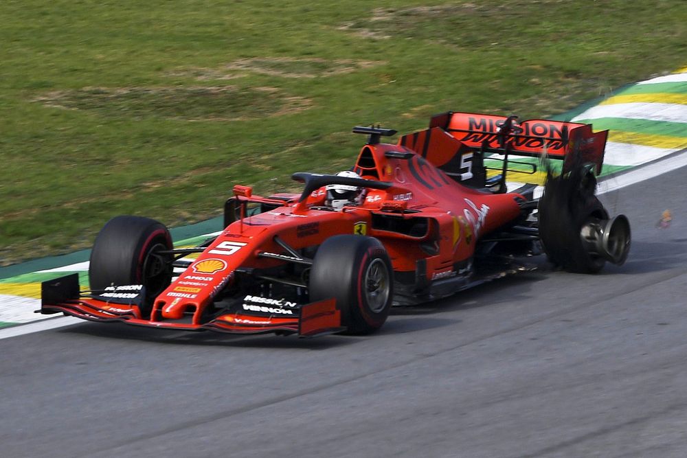 El monoplaza de Sebastian Vettel, Ferrari con daños después del accidente con Charles Leclerc, Ferrari SF90