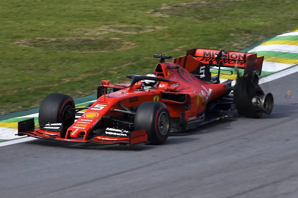 El monoplaza de Sebastian Vettel, Ferrari con da&ntilde;os despu&eacute;s del accidente con Charles Leclerc, Ferrari SF90