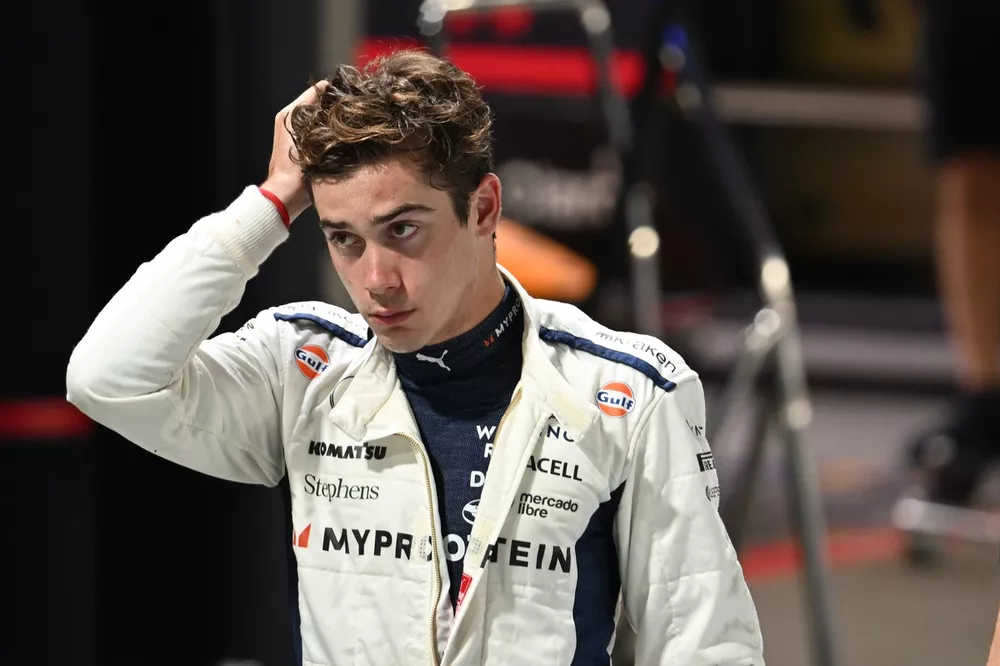Franco Colapinto, Williams Racing, caminha pelos boxes