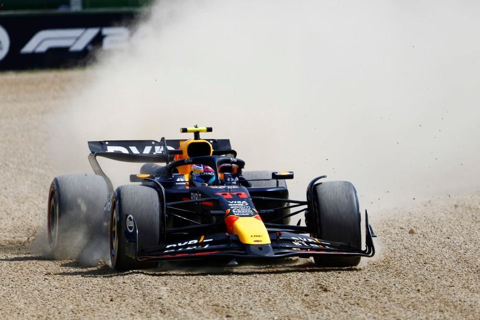 Sergio P&eacute;rez, Red Bull Racing RB20, se sale de la pista a la grava