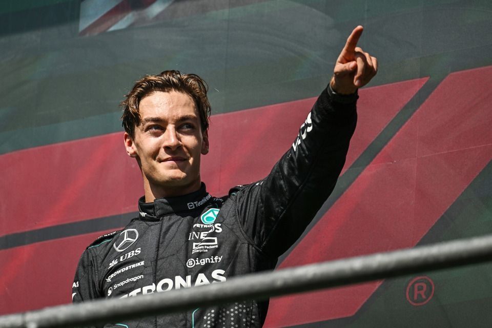 Podio: ganador George Russell, Mercedes-AMG F1 Team