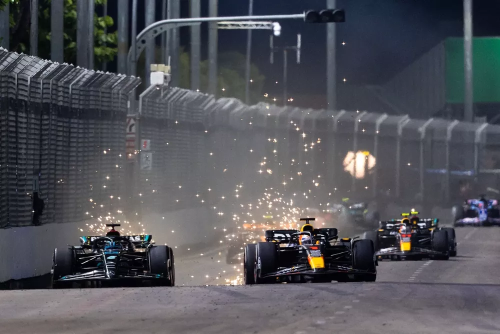 Max Verstappen, Red Bull Racing RB19, George Russell, Mercedes W14