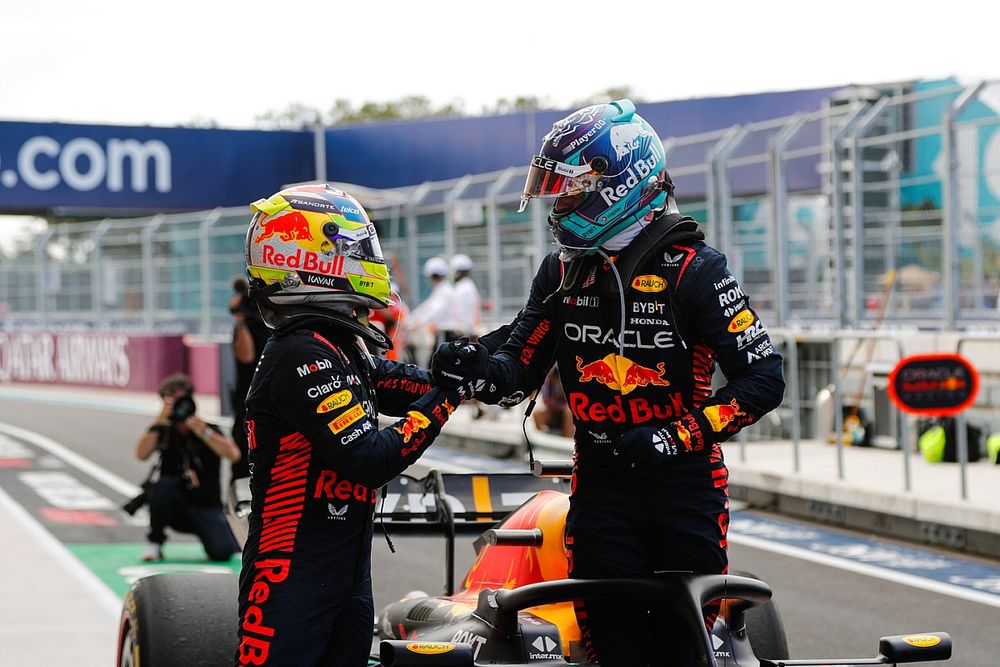 Sergio Pérez, Red Bull Racing, 2ª posición, Max Verstappen, Red Bull Racing, 1ª posición, se felicitan mutuamente en Parc Ferme