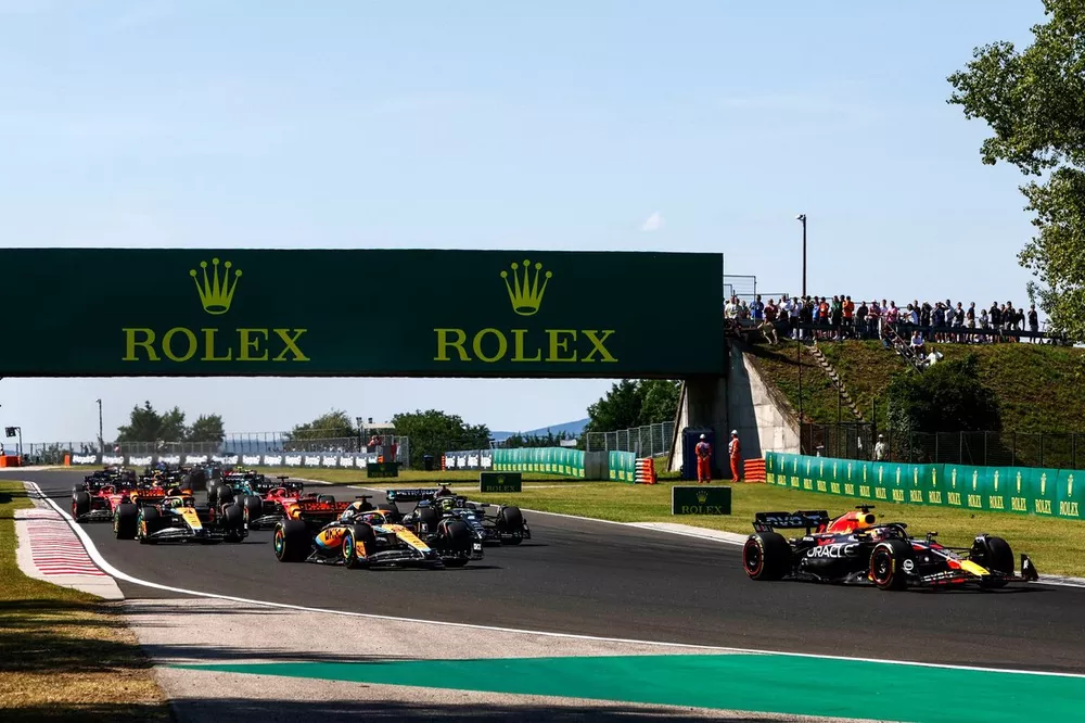 Max Verstappen, Red Bull Racing RB19, Oscar Piastri, McLaren MCL60, Lando Norris, McLaren MCL60, Lewis Hamilton, Mercedes F1 W14, Charles Leclerc, Ferrari SF-23, the rest of the field
