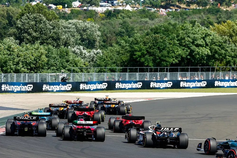 Max Verstappen, Red Bull Racing RB19, Lewis Hamilton, Mercedes F1 W14, Lando Norris, McLaren MCL60, Oscar Piastri, McLaren MCL60, el resto de la parrilla en la salida.