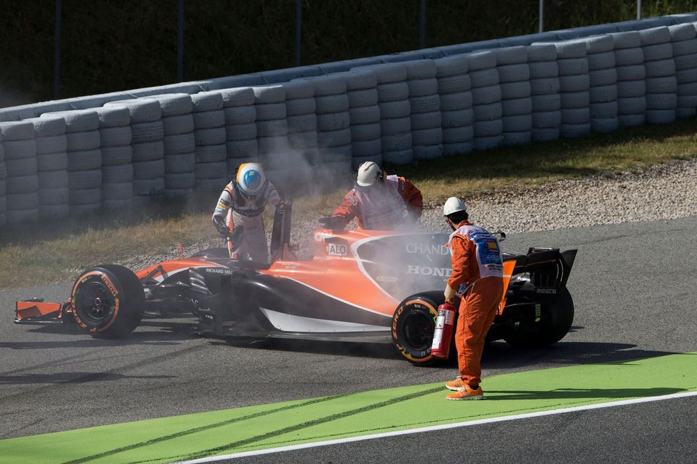 Fernando Alonso, McLaren MCL32 Honda, detiene el coche con problemas de motor