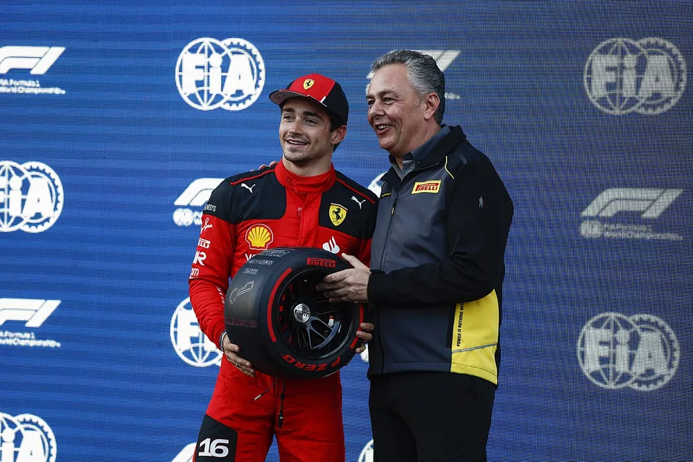 Charles Leclerc, Scuderia Ferrari, recibe su premio Pirelli Pole Position de manos de Mario Isola, Racing Manager, Pirelli Motorsport.
