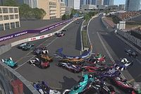 Wehrlein deja atr&aacute;s un gran accidente para ganar en el Hong Kong virtual