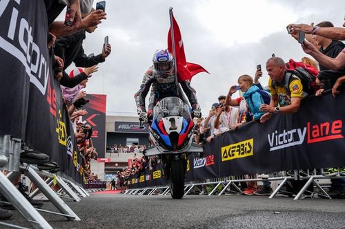 WSBK Hungr&iacute;a: Toprak completa el Hat-trick en Balaton Park; ca&iacute;da de Bautista