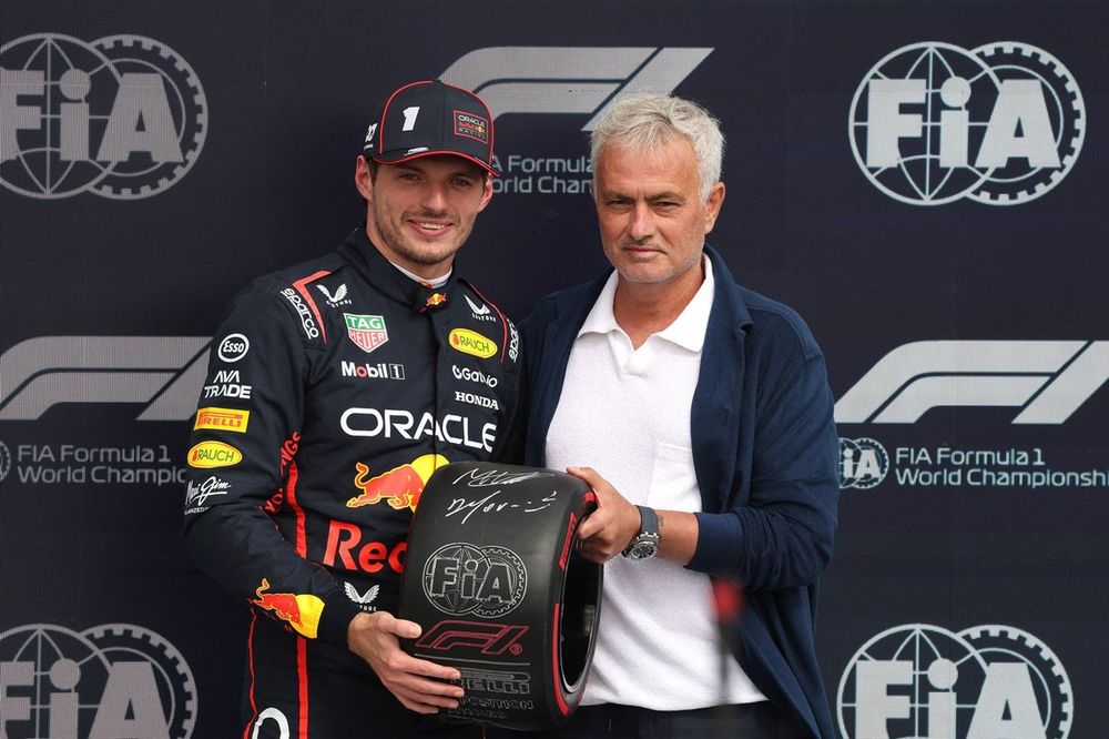 Max Verstappen, Red Bull Racing recibe el premio de la pole de manos de Jos&eacute; Mourinho